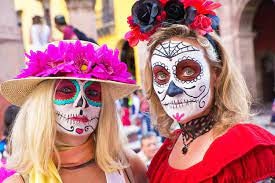 Soyez le crâne en sucre le plus coloré pour la célébration du Jour des morts Soyez le crâne en sucre le plus coloré pour la célébration du Jour des morts