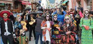 Soyez le crâne en sucre le plus coloré pour la célébration du Jour des morts Soyez le crâne en sucre le plus coloré pour la célébration du Jour des morts