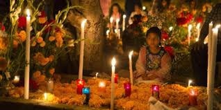 Soyez le crâne en sucre le plus coloré pour la célébration du Jour des morts Soyez le crâne en sucre le plus coloré pour la célébration du Jour des morts