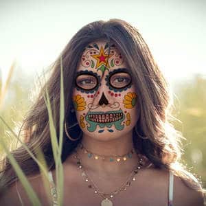 Le jour des morts avec les tatouages temporaires Le jour des morts avec les tatouages temporaires