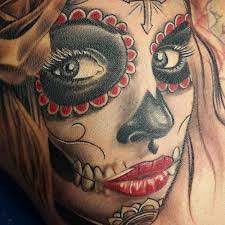 Le jour des morts avec les tatouages temporaires Le jour des morts avec les tatouages temporaires