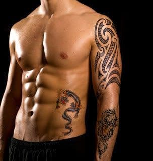 Le nouveau visage de la Semaine de la mode : Tatouages temporaires de haute couture Le nouveau visage de la Semaine de la mode : Tatouages temporaires de haute couture