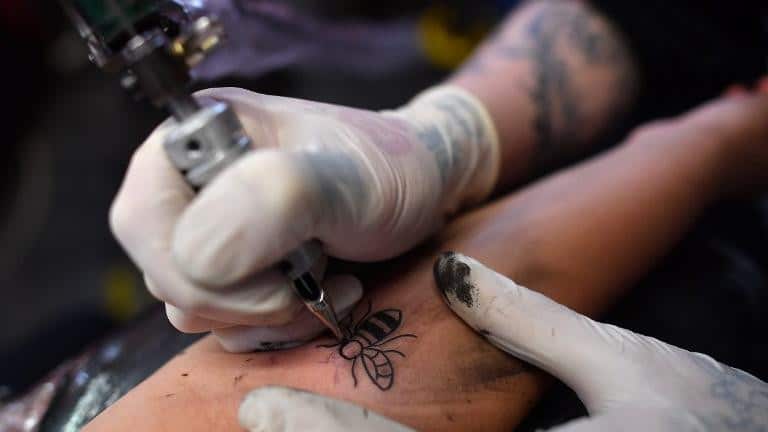 Les nanopuces enseignent la prévention des infections grâce à des tatouages personnalisés  