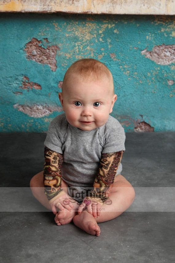 Alerte aux mignons : Bébés portant des tatouages temporaires Alerte aux mignons : Bébés portant des tatouages temporaires