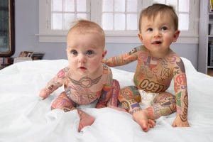Alerte aux mignons : Bébés portant des tatouages temporaires Alerte aux mignons : Bébés portant des tatouages temporaires