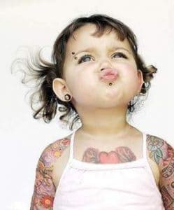 Alerte aux mignons : Bébés portant des tatouages temporaires  