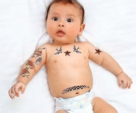 Alerte aux mignons : Bébés portant des tatouages temporaires Alerte aux mignons : Bébés portant des tatouages temporaires