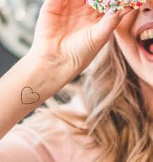 Plaisir d'été au soleil et tatouage temporaire Plaisir d'été au soleil et tatouage temporaire