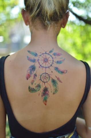 Plaisir d'été au soleil et tatouage temporaire Plaisir d'été au soleil et tatouage temporaire
