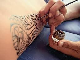 La différence entre le transfert d'eau et les tatouages au henné La différence entre le transfert d'eau et les tatouages au henné