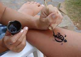 Comment appliquer et retirer des tatouages temporaires Comment appliquer et retirer des tatouages temporaires